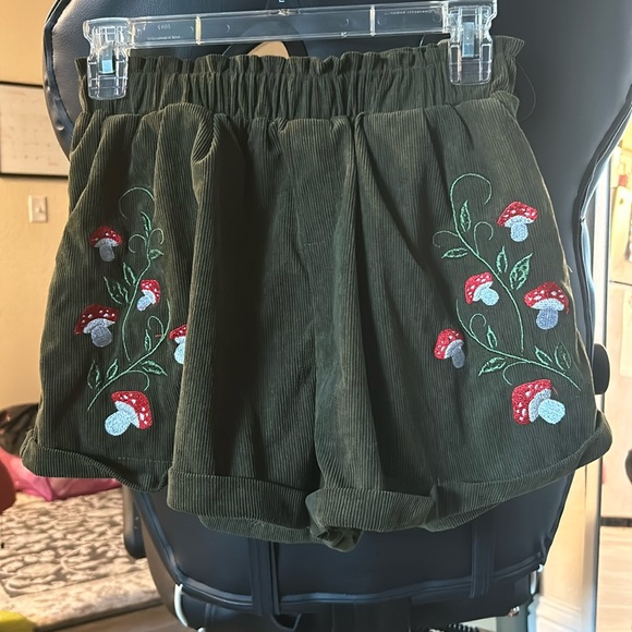 Short shorts - Picture 1 of 2